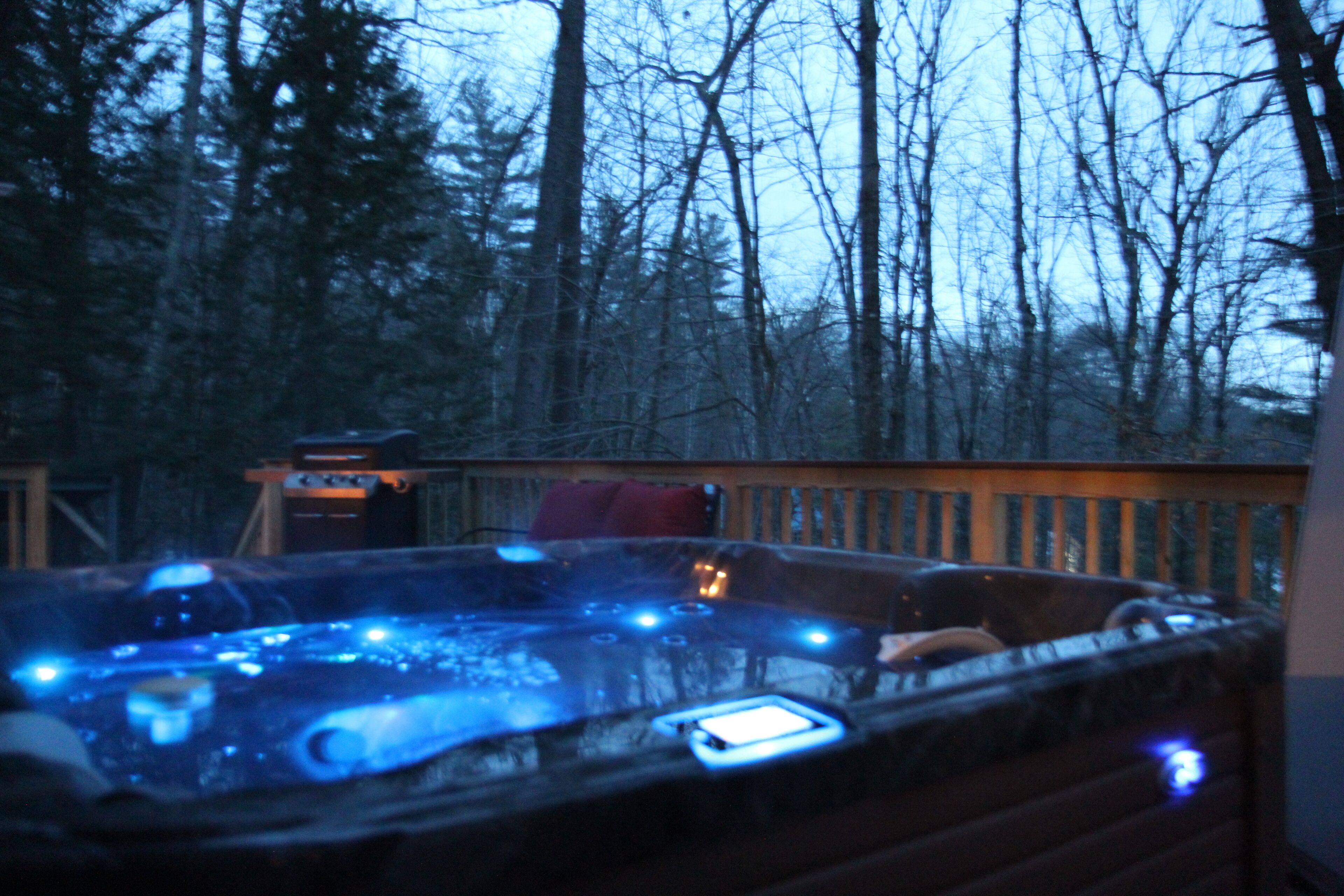 Hot tub with a great location. Close to village and tax free outlets.
