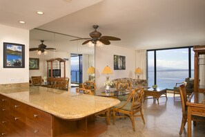 Télévision à écran plat, console de jeux vidéo, lecteur de DVD