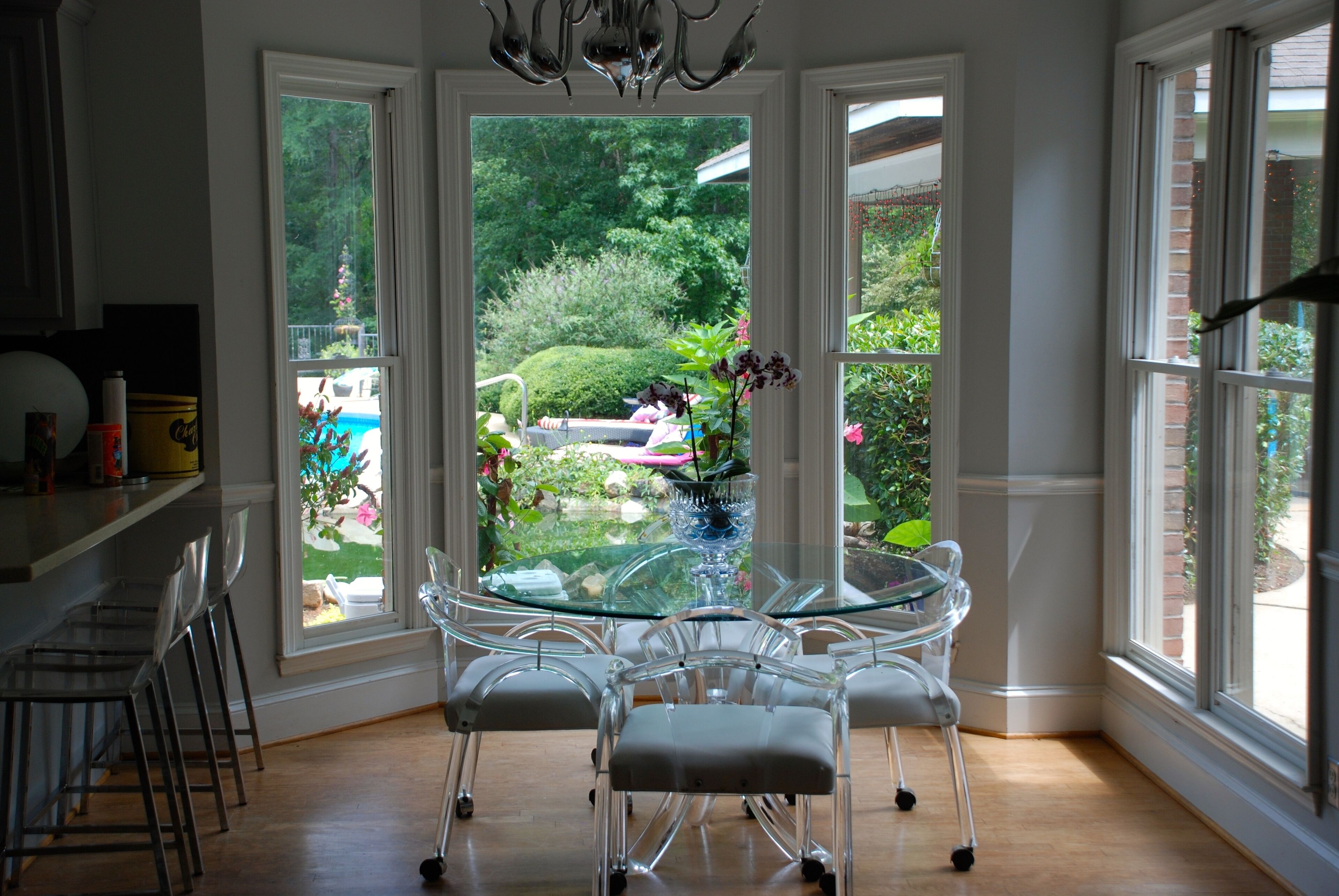 breakfast area with view to outside