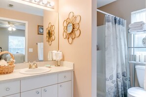 Duschwanne, Haartrockner, Handtücher, Seife