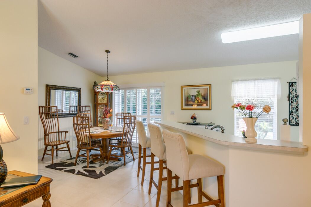 Peaceful Coastal Home with fenced yard/BBQ