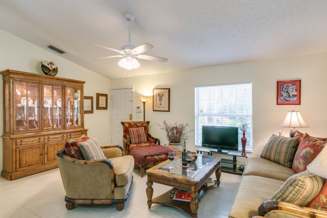 Peaceful Coastal Home with fenced yard/BBQ