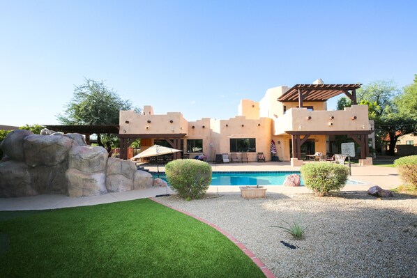 Alberca al aire libre y alberca climatizada