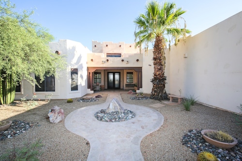 Phoenix Scottsdale Golf House. NEW! Private Pickle Ball court. Great location.