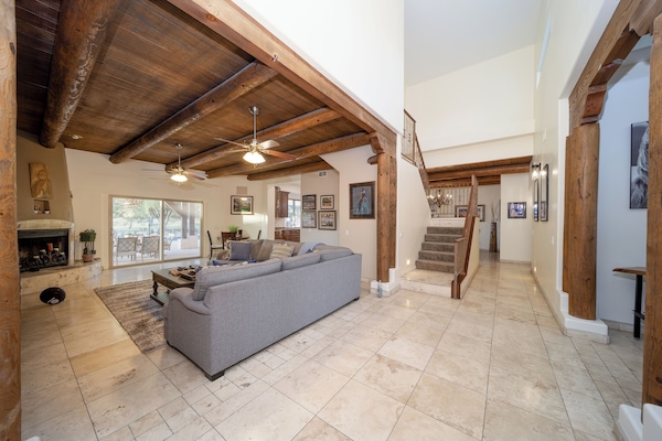 Smart TV, lareira, DVD player, videoteca