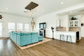 Televisión, chimenea, reproductor de DVD y libros 