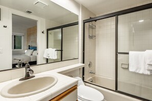 Combined shower/bathtub, hair dryer, towels