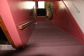 Staircase - Caldwell Messenger Suites (Caldwell)