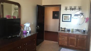 Quarto solteiro conforto, 1 cama Queen, para não fumantes | Escrivaninha, Wi-Fi de cortesia, roupa de cama