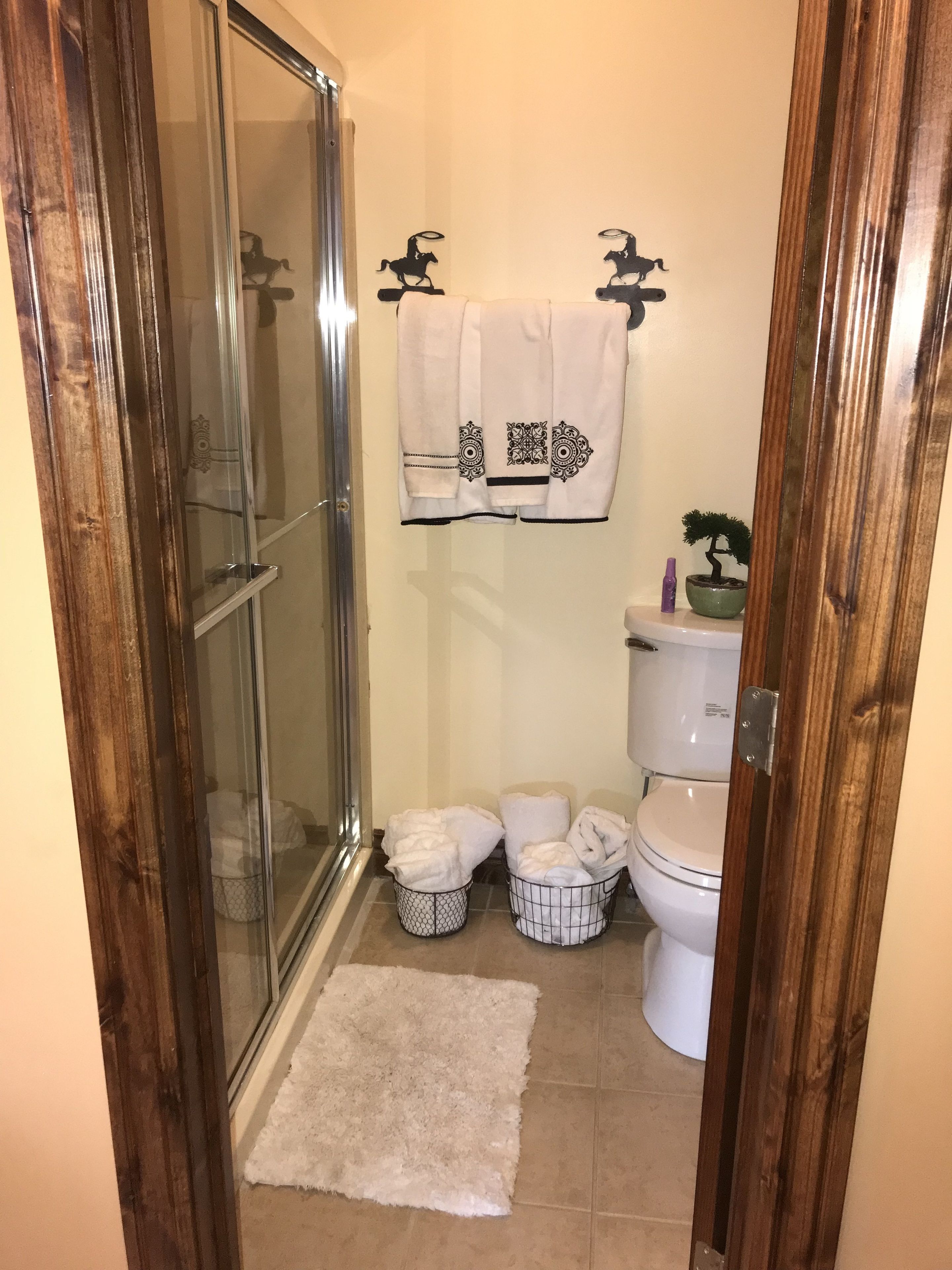 Eenvoudige studio suite, 1 kingsize bed, niet-roken | Badkamer | Een douche, gratis toiletartikelen, handdoeken