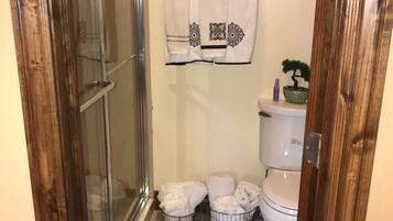 Eenvoudige studio suite, 1 kingsize bed, niet-roken | Badkamer | Een douche, gratis toiletartikelen, handdoeken