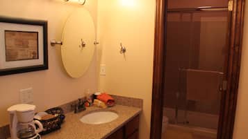 Comfort Single Room, 1 Queen Bed, Non Smoking | Bathroom | Shower, free toiletries, towels