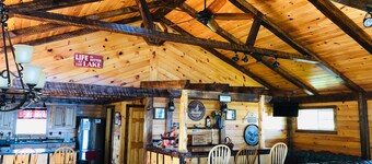 FOLIAGE SALE OR FALL FISHING—-2026 SEASON OPEN Waterfront Private-Dock-Launch
