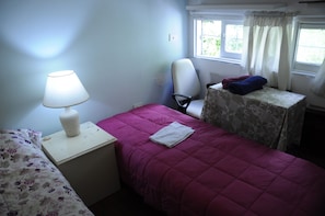 Classic Room, 2 Single Beds, Non Smoking, Shared Bathroom | Balcony
