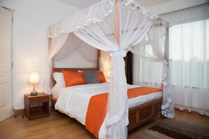 4 bedrooms, iron/ironing board, WiFi, bed sheets