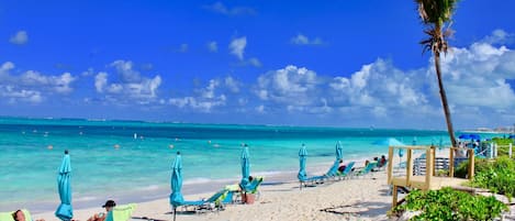 Plage, chaises longues, serviettes de plage