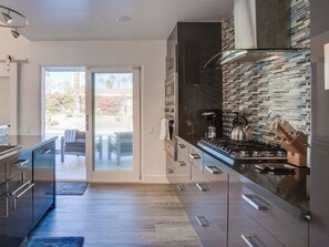 Réfrigérateur, four à micro-ondes, un four, surface de cuisson