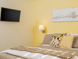 3 habitaciones, escritorio, tabla de planchar con plancha y wifi gratis 