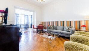 TV, books - Big, Bright  4 Bedrooms - Great for Families, Friends, Professionals (Lisboa)