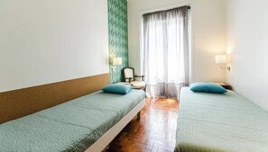 4 chambres, bureau, fer et planche à repasser, lit de bébé portatif