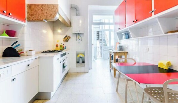 Réfrigérateur, four à micro-ondes, un four, surface de cuisson