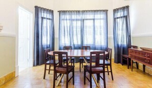 Dining - Big, Bright  4 Bedrooms - Great for Families, Friends, Professionals (Lisboa)