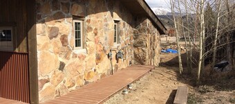 モダン-ラスティックラグジュアリーマウンテンコテージ