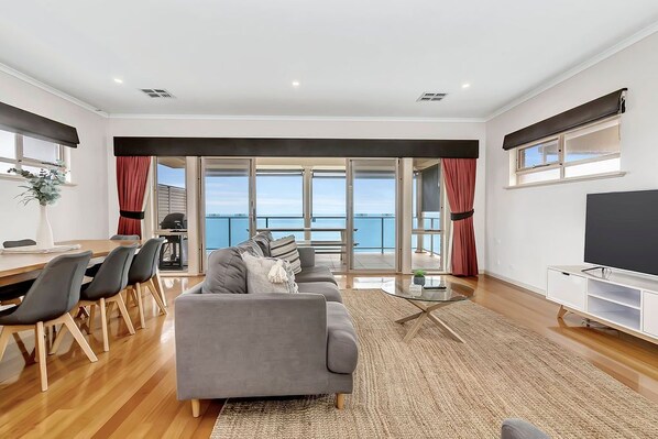 TV, Netflix, streaming services - Ochre Point Beach House (Moana)