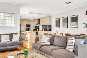 TV, Netflix, streaming services - Ochre Point Beach House (Moana)