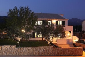 Fassade der Unterkunft – Abend/Nacht