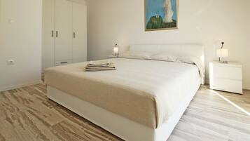 Apartamento, 1 cama de matrimonio con sofá cama, vistas al jardín | 1 dormitorio, escritorio, espacio para trabajar con un portátil