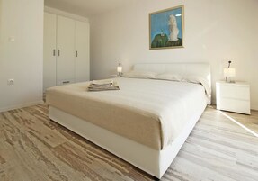 Apartamento, 1 cama Queen e sofá-cama, vista para o jardim | 1 quarto, escrivaninha, espaço de trabalho para notebook