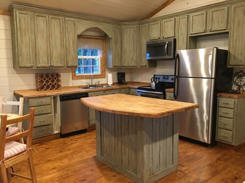 Leroy's  farmhouse 7 min to Memphis, ❤️1 pet free 2nd pet considered for fee