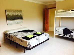 7 Schlafzimmer, Bügeleisen/Bügelbrett, kostenloses WLAN, Bettwäsche