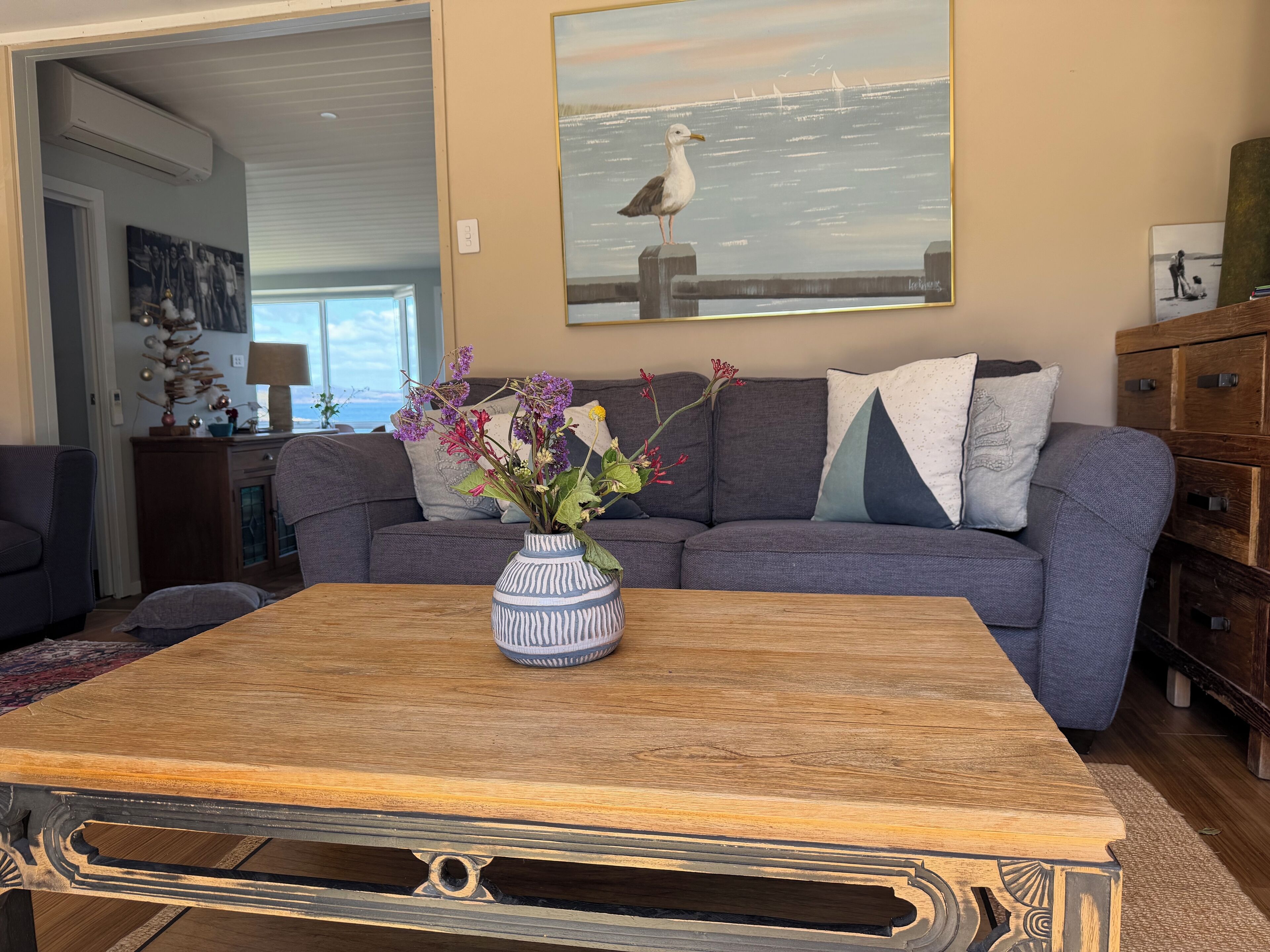 Een smart-tv, een open haard, videogames en een dvd-speler