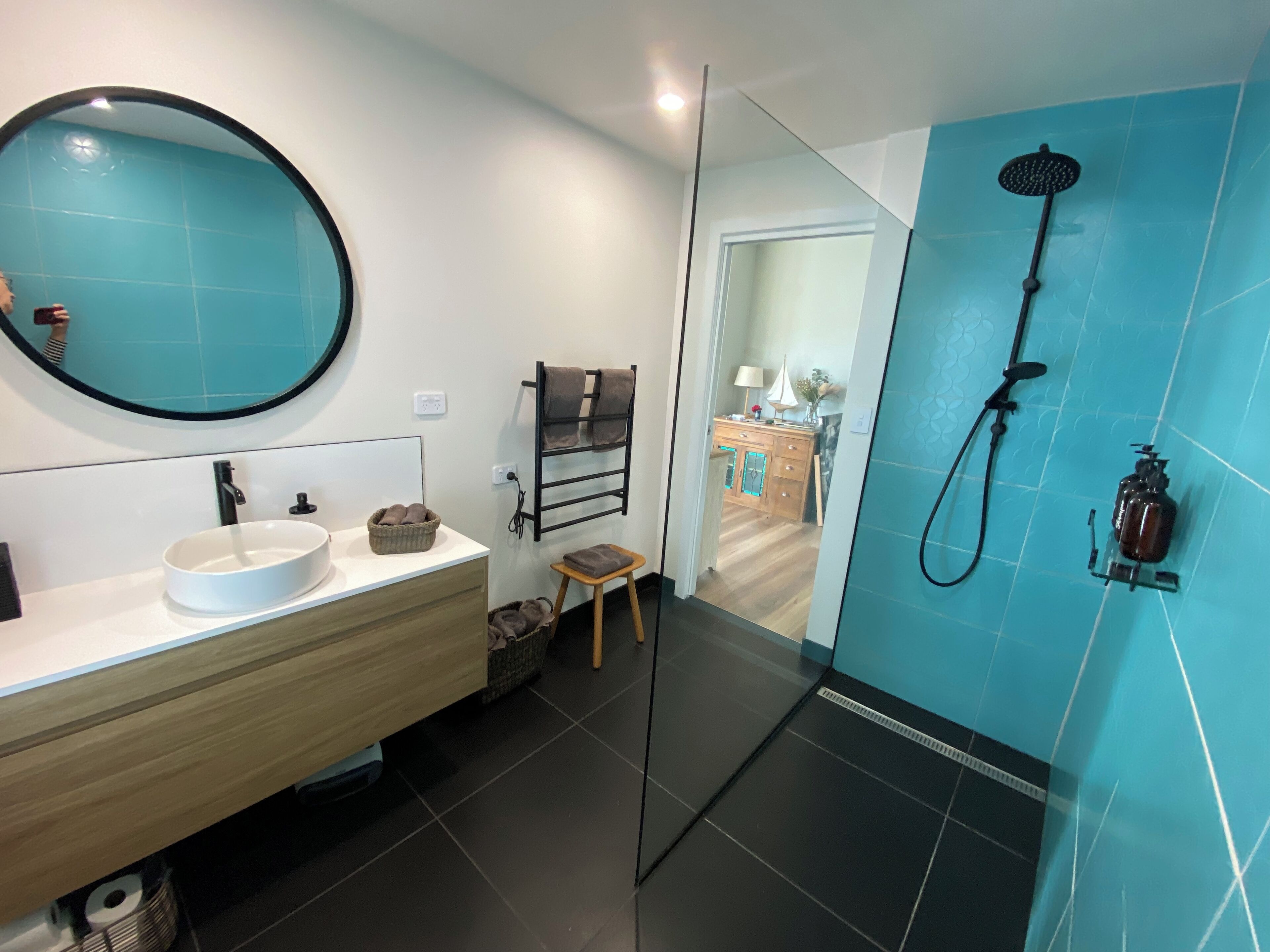 Een douche, een haardroger, handdoeken, zeep
