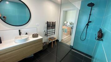 Een douche, een haardroger, handdoeken, zeep