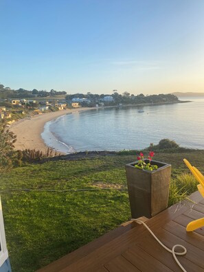 Rannalla, aurinkotuoleja, rantapyyhkeitä