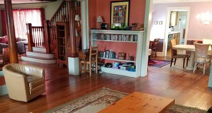 Elizabeth. A Guest House Near Lake George.