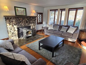 TV, DVD player, books, stereo