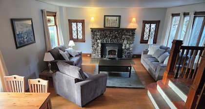 Elizabeth. A Guest House Near Lake George.