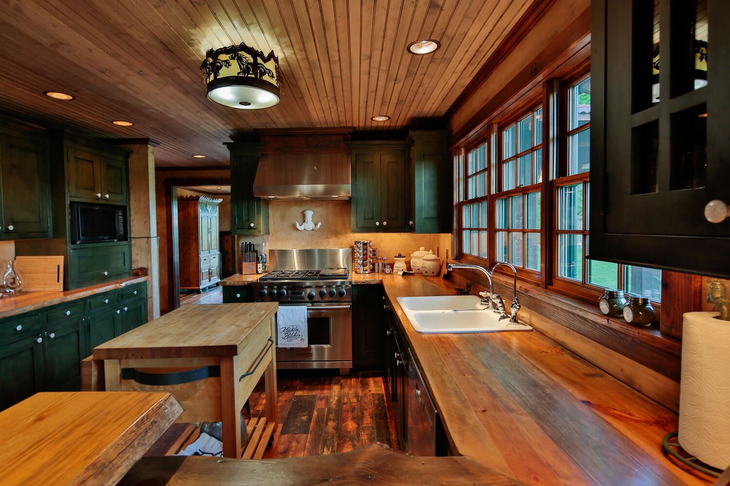 STUNNING SETTING....Peaceful and Private.......