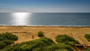 På stranden, solsenger og strandhåndklær