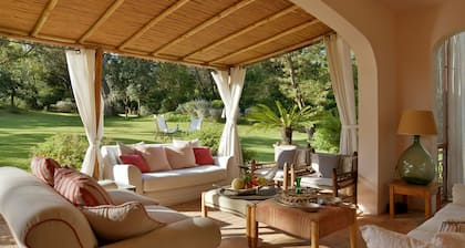 House with 6 Bedrms, 5 Bathrms, 5min walk trough a private grove to the beach