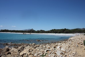 På stranden