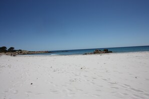 På stranden