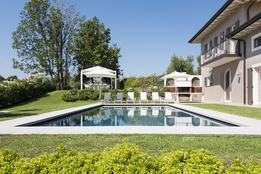 house for 10 people, 3 bedrooms, private garden, swimming pool and spa