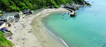 Stunning Barn Konvertering med innendørs svømmebasseng, rolig innstilling, kystnære beliggenhet.