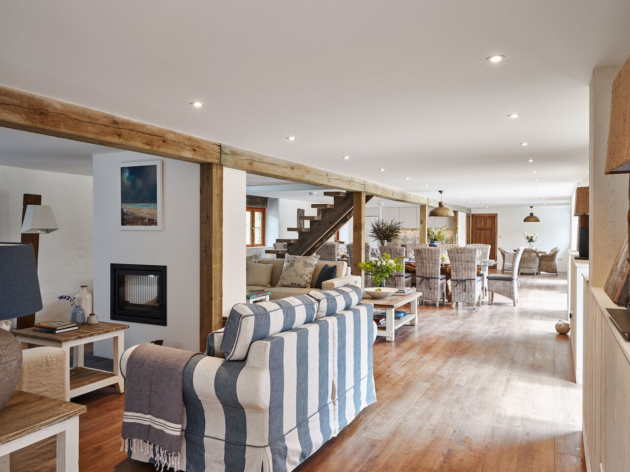 Älytelevisio, takka, pöytätennispöytä, kirjoja