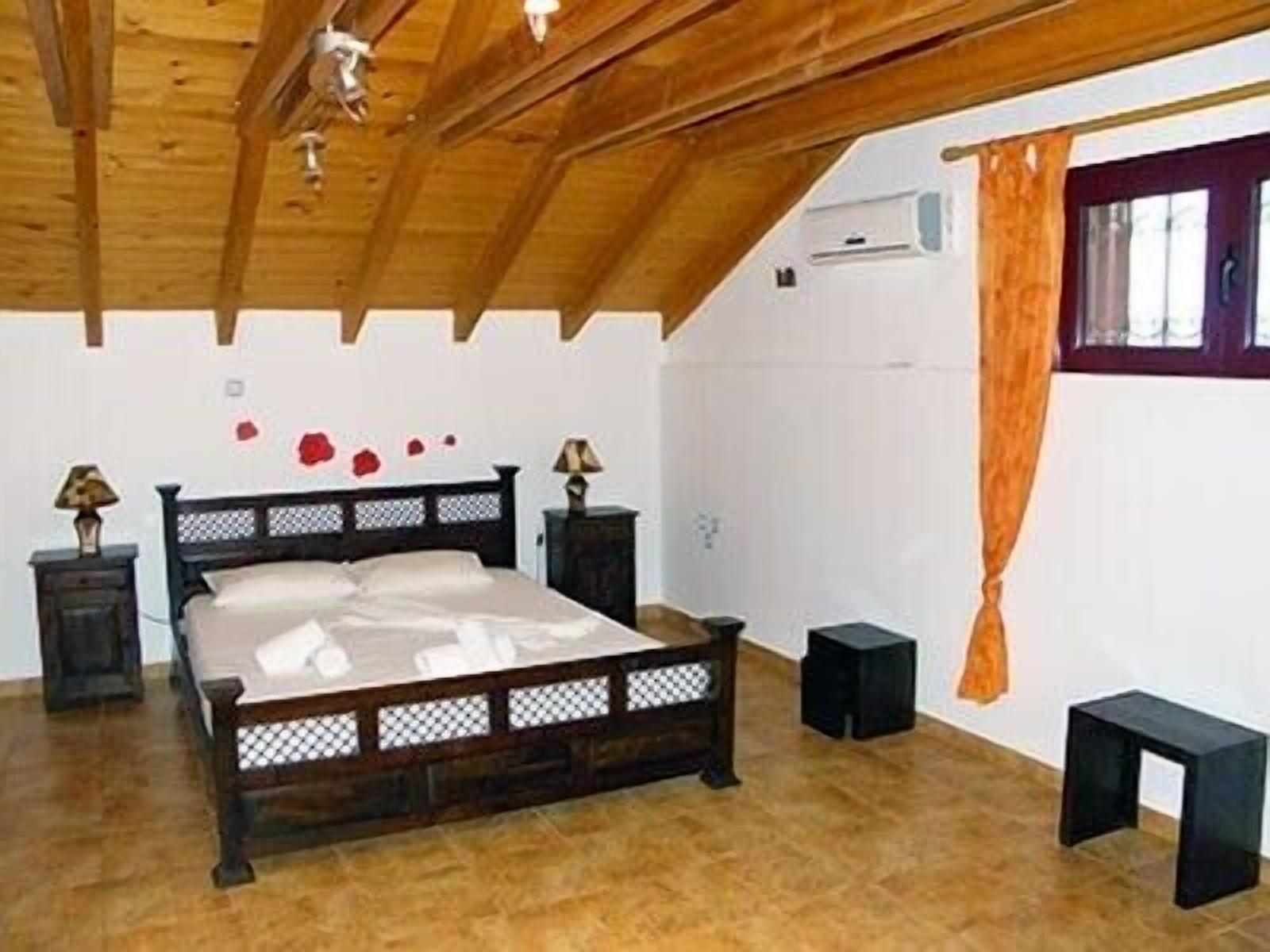 VILLA ROSILA,CHARMING SPACIOUS HOME JUST A STROLL FROM GENNADI BEACH